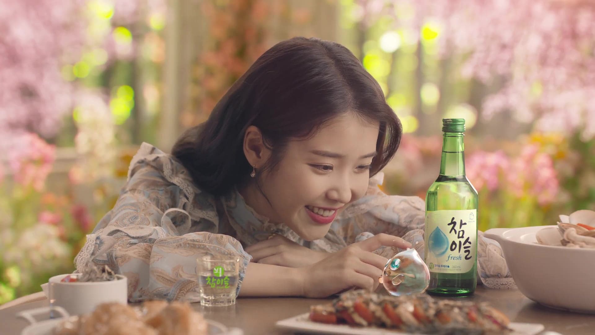 IU mang sắc xuân vào quảng cáo mới của hãng rượu Soju Chamisul