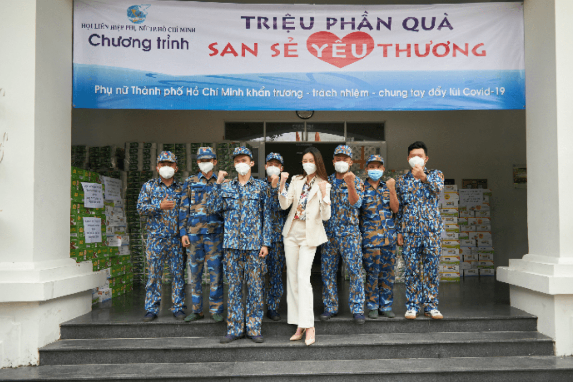 Hoa hậu Khánh Vân tặng quà hưởng ứng chương trình “Triệu phần quà san sẻ yêu thương”