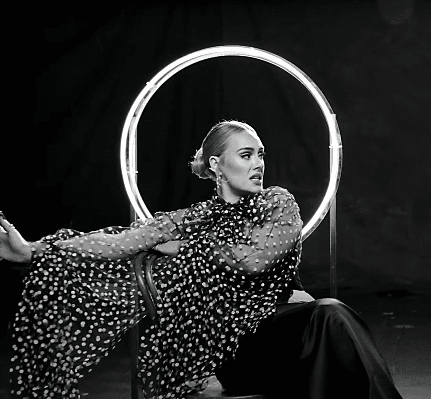 Adele ra mắt MV Oh My God với tone màu trắng đen