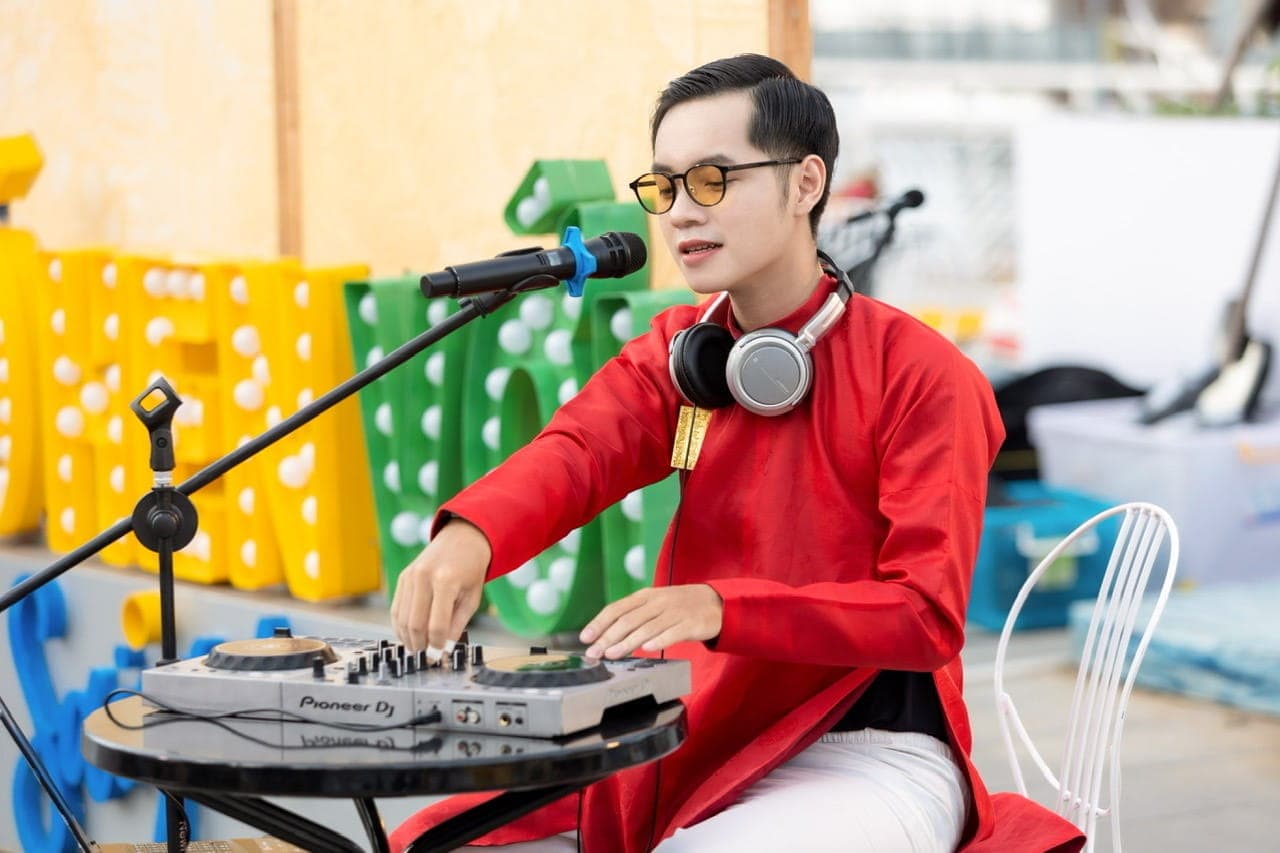 Minishow đầu tiên của Cao Bá Hưng: Đánh DJ đến chơi nhạc cụ truyền thống, phổ thơ tình của Cao Bá Quát, biểu diễn ca trù